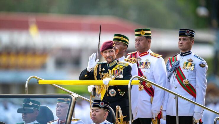 Albüm: Brunei Sultanı Hassanal’ın 80. Yaş Günü Geçit Töreniyle Kutlandı
