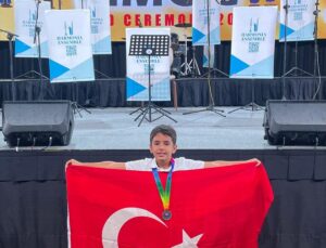 Anamurlu ilkokul öğrencisi Singapur’daki matematik yarışmasında madalya kazandı