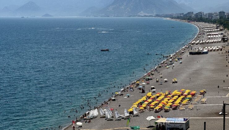 Antalya’da 38 dereceyi bulan sıcaklık sahilleri doldurdu
