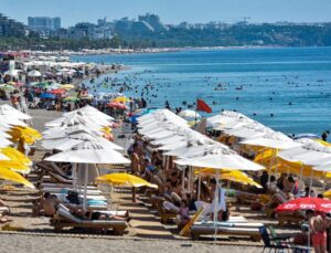 Antalya’da sıcak hava bunalttı