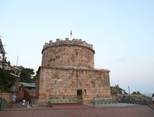 Antalya’da tarihi Hıdırlık Kulesi, arkeolojik kazı çalışmalarının tamamlanmasıyla ziyarete açıldı