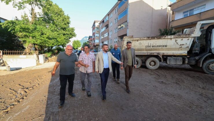 Arnavutköy Başkanı Cide’de sel bölgesini ziyaret etti