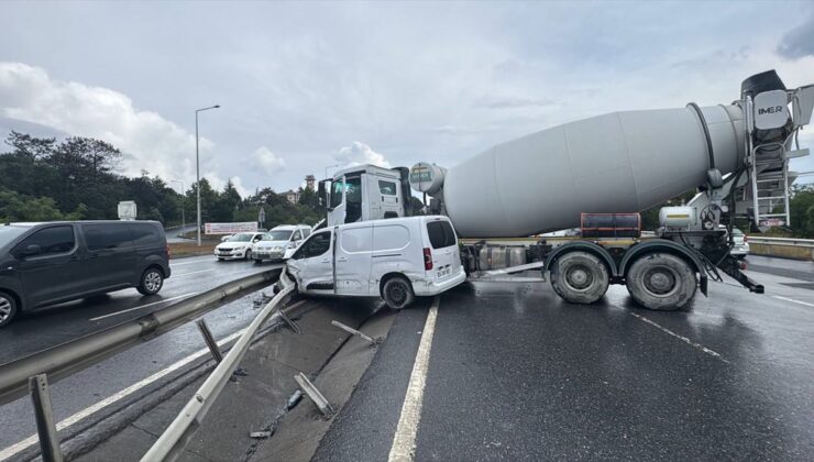 Arnavutköy’de beton mikseriyle hafif ticari aracın çarpıştığı kazada 2 kişi yaralandı