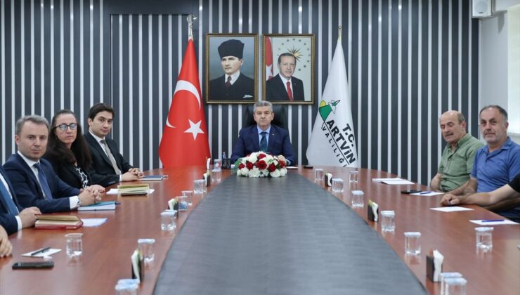 Artvin Valisi Ergün, muhtarlarla bir araya geldi