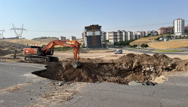 Batman’da ana isale hattının geçtiği yol çöktü