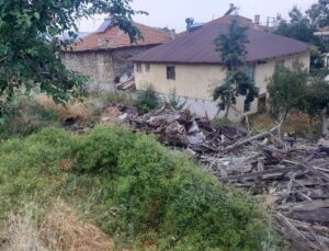Beypazarı’nda metruk evler yıkıldı