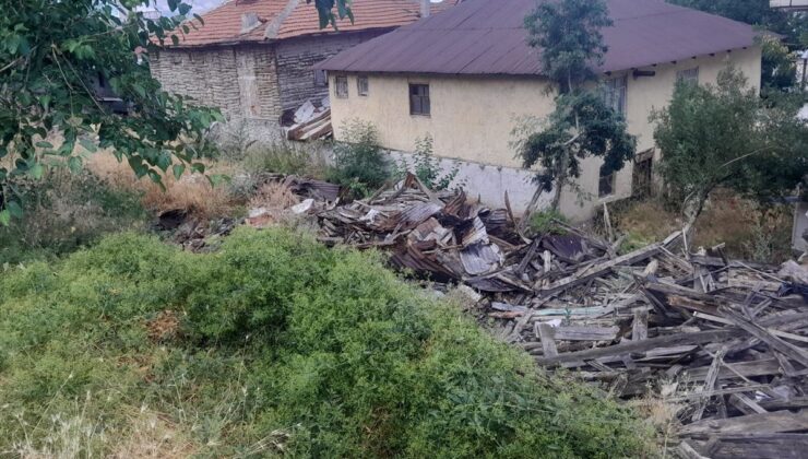 Beypazarı’nda metruk evler yıkıldı