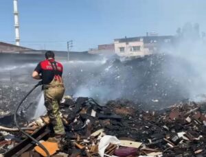 Buca’da çöplük arazide yangın: Yoğun duman görüşü düşürdü