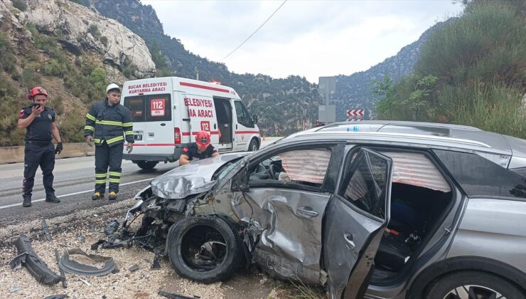 Burdur’da Kamyonet ile Otomobil Çarpıştı: 4 Yaralı