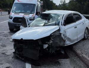 Bursa’da kaza yapan otomobildeki 5 kişi yaralandı