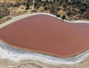 Çanakkale’de ‘Kalpli Göl’ pembeye büründü