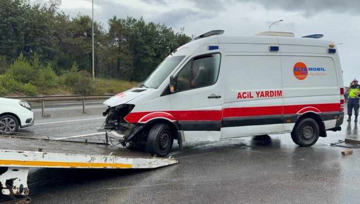 Çekmeköy’de devrilen ambulansın sürücüsü yaralandı