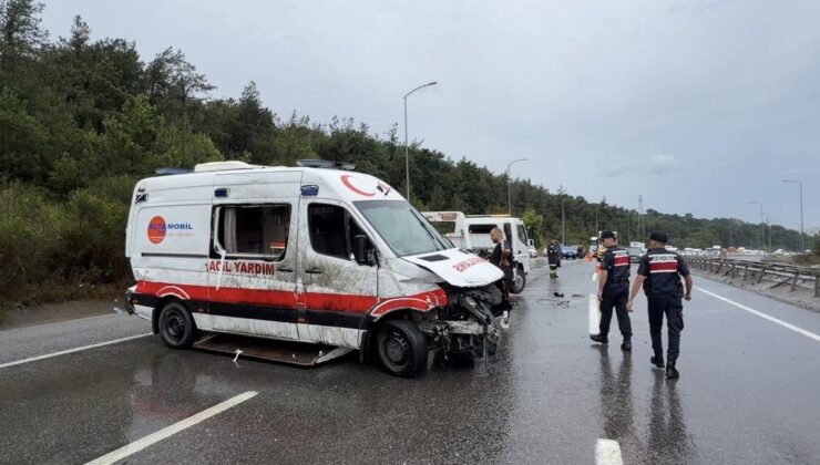 Çekmeköy’de ambulans bariyerlere çarparak devrildi: şoför yaralandı