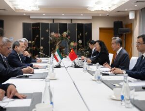 Çin Dışişleri Bakanı Wang Yi, İranlı mevkidaşı Erakçi ile bir araya geldi