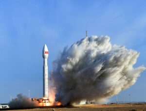 Çin, Dongfeng Ticari Uzay İnovasyon Pilot Bölgesi’nden beş uyduyu başarıyla uzaya gönderdi