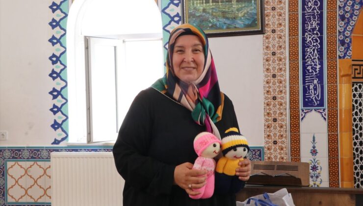Çocukların yüzünü güldürmek için ördüğü bebekleri Kur’an kursu öğrencilerine hediye etti