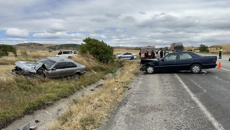 Çorum’da çarpışan iki otomobildeki 5 kişi yaralandı