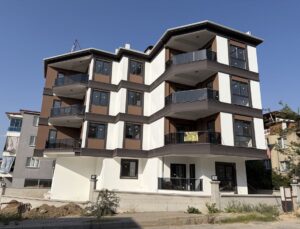 Denizli’de 3. kattan düşen çocuk yaralandı