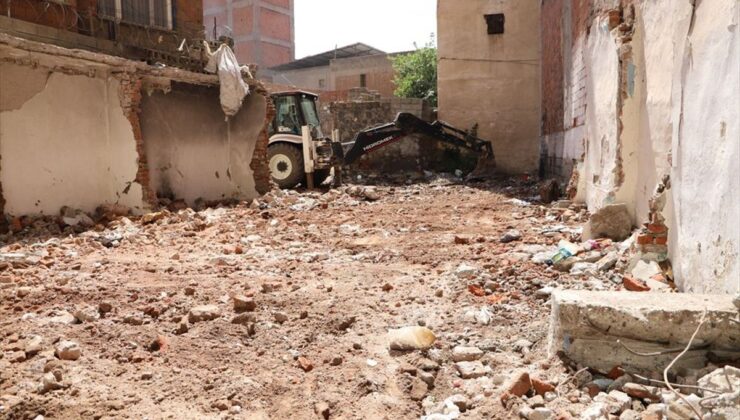 Diyarbakır’da metruk yapıların yıkımı sürüyor
