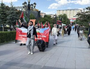 Erzurum’da sağlıkçılar Gazze için sessiz yürüyüşlerini 140. haftada sürdürdü