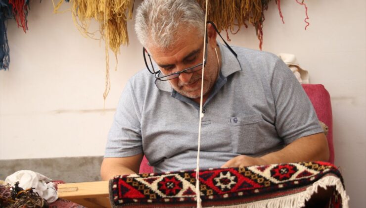 Eski halılara yeniden hayat veren Suat usta hatıraları da yaşatıyor