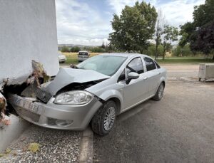 Eskişehir’de apartmanın duvarına çarpan otomobildeki 3 kişi yaralandı