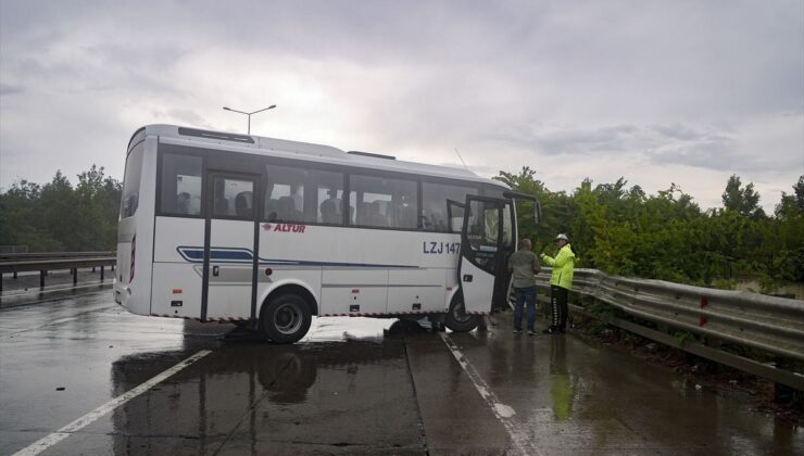 Eyüpsultan’da bariyerlere çarpan midibüsteki 3 kişi yaralandı