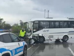 Eyüpsultan’da servis aracı bariyerlere çarptı: 3 yaralı