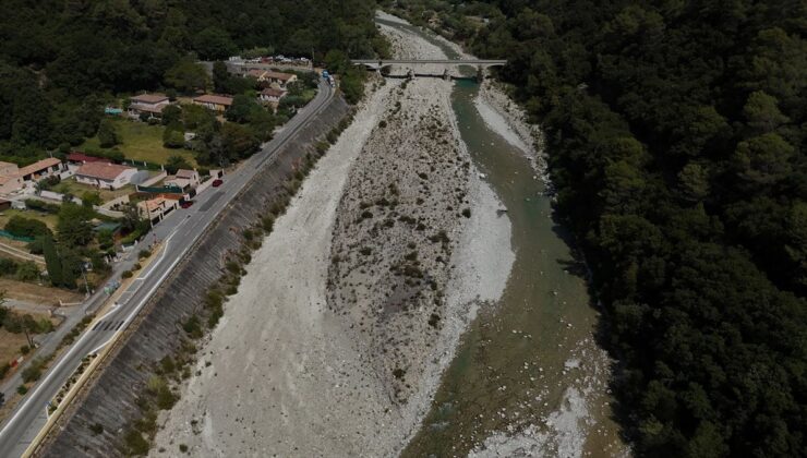 Fransa’da haftalardır süren aşırı sıcaklar nehirlerin su seviyesini düşürdü