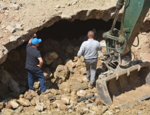 Gülnar Belediye Başkanı Önge, ıslah çalışması süren dere yatağında incelemede bulundu