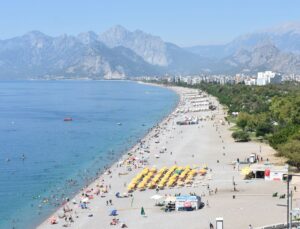 Hava sıcaklığının 38 dereceye ulaştığı Antalya’nın sahillerinde yoğunluk yaşandı