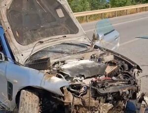 İnegöl’de kontrolden çıkan otomobil takla atıp cipe çarptı: 2 yaralı