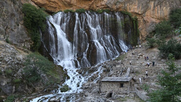 Kapuzbaşı Şelaleleri’ndeki asırlık değirmen ziyaretçilerin fotoğraflarını renklendiriyor