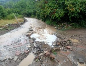 Kastamonu’da sağanak su baskınlarına yol açtı
