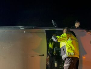 Kastamonu’da orta refüje devrilen hafif ticari araçta kimse bulunamadı