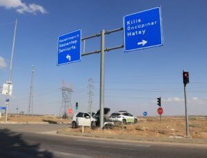 Kilis’te yön tabelasına çarpan otomobildeki 2 kişi yaralandı