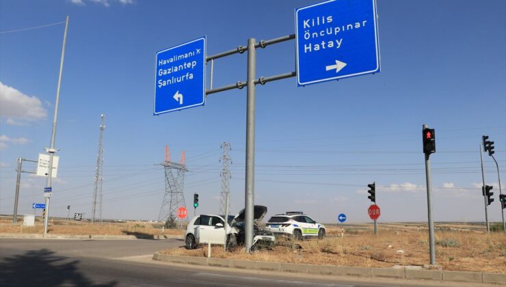 Kilis’te yön tabelasına çarpan otomobildeki 2 kişi yaralandı