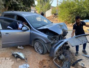 Kırıkhan’da asfalt çalışmasına çarpan otomobilin sürücüsü hayatını kaybetti