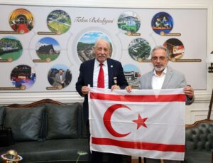 KKTC Aksakalı Öksüzoğlu, şiir kitabı telifini Talas Belediyesi’ne devretti