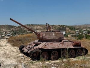KKTC’deki Kıbrıslı Türk Mücahitlerin cesaretlerinin sembolü: “Tutsak Tanklar”