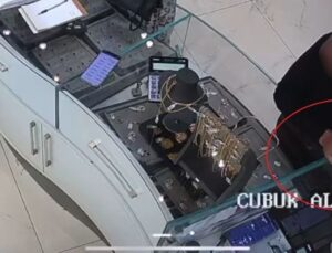 Kuyumcu dükkanında altın kolye hırsızlığı kamerada