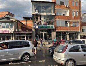 Kuzey Makedonya’nın başkenti Üsküp’te fırtına hayatı olumsuz etkiledi