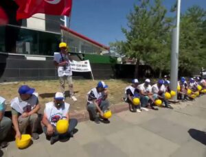 Maden İşçilerinden Alacakları Ödenmeyince Holding Önünde Oturma Eylemi