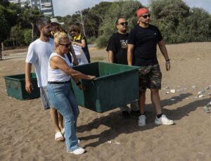 Mersin’de uydu takip cihazı takılan 2 yeşil deniz kaplumbağası denizle buluşturuldu