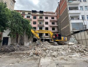 Niğde’de depremde hasar gören binaların yıkımına başlandı
