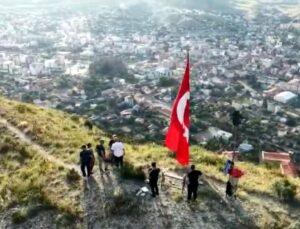 Oltu’da Gönüllüler Stare Dağı’nın Zirvesindeki Bayrağı Yeniledi