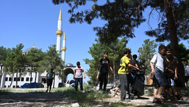 Osmaniye’de Kur’an kursu öğrencileri ormanı temizledi