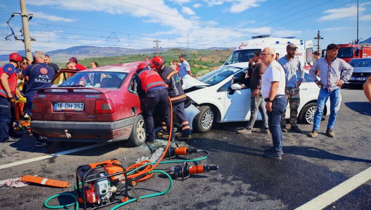 Pamukova’da İki Otomobil Çarpıştı: 1’i Bebek 7 Yaralı