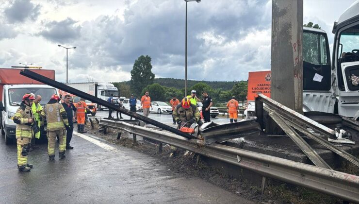 Pendik’te tırın bariyerlere çarptığı kaza trafiği aksattı