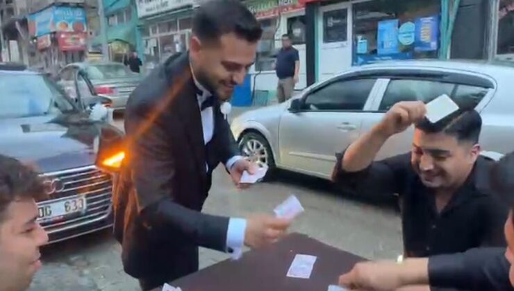 Saimbeyli’de Yola Masa Kuran Gençler Gelin Arabasını Durdurup Harçlık Aldı